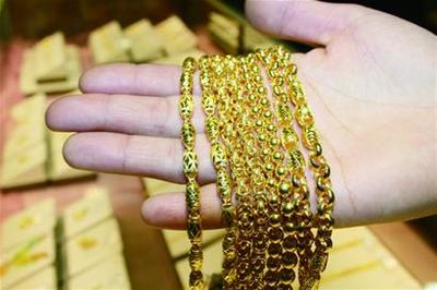 周大生摻假事件曝光引爭議，青島門店未下架產品引消費者維權